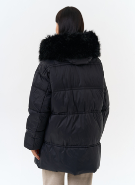 Женский пуховик с отделкой из искусственного меха