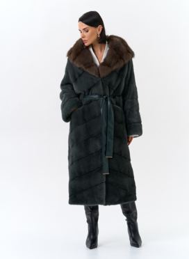 Шуба из меха норки с капюшоном из меха куницы