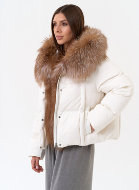 Женский пуховик с капюшоном из меха блюфрост