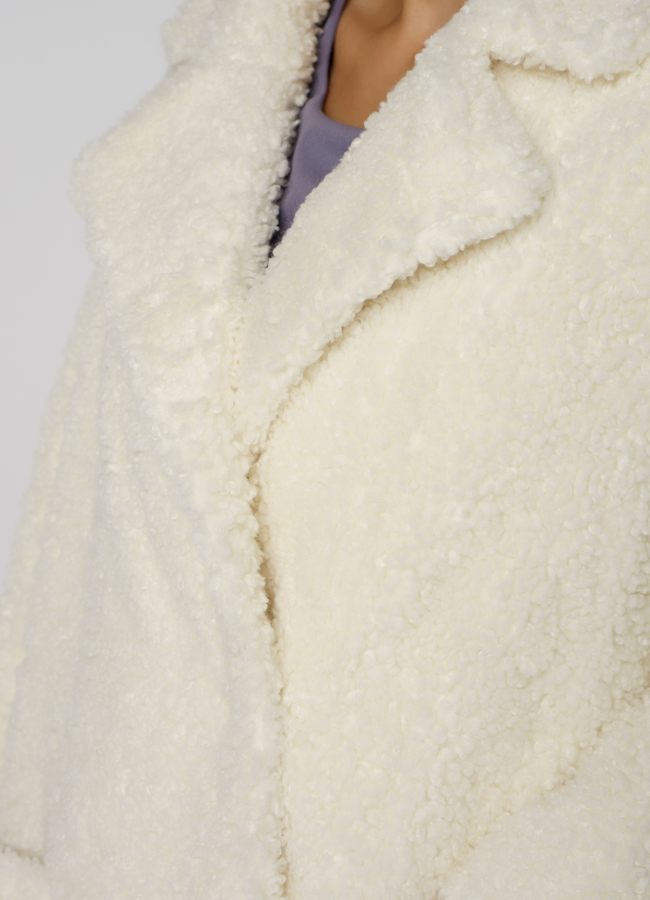 Пальто из эко меха белого цвета с английским воротником модель № 19433 универмаг малина