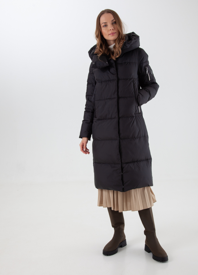 Пуховик женский черного цвета с капюшоном модель № 21093 меха малина