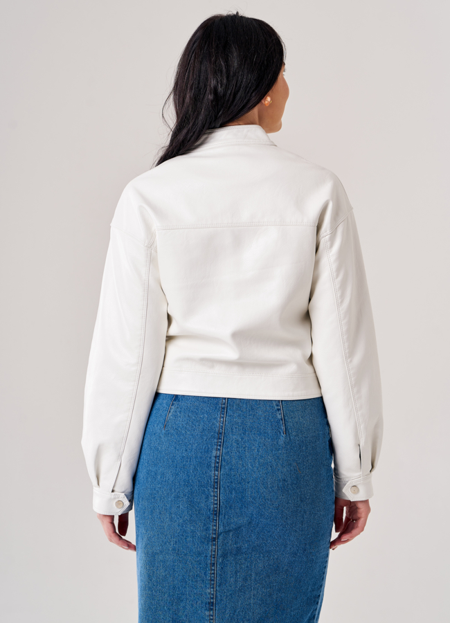 Женская куртка из эко кожи белого цвета модель № 20750 универмаг малина