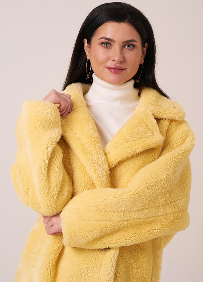 Пальто из эко меха желтого цвета с английским воротником  модель № 8257 в рассрочку