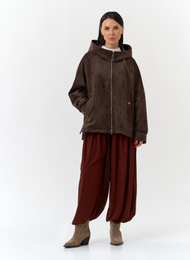 Женская куртка из эко замши с капюшоном