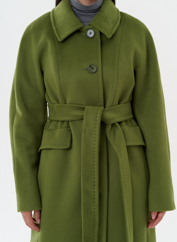 Женское пальто зеленого цвета с поясом