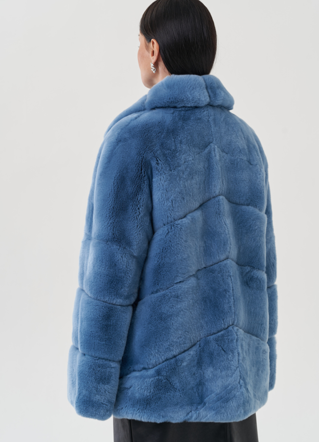 Шуба голубого цвета из меха кролика модель № 25322 универмаг малина