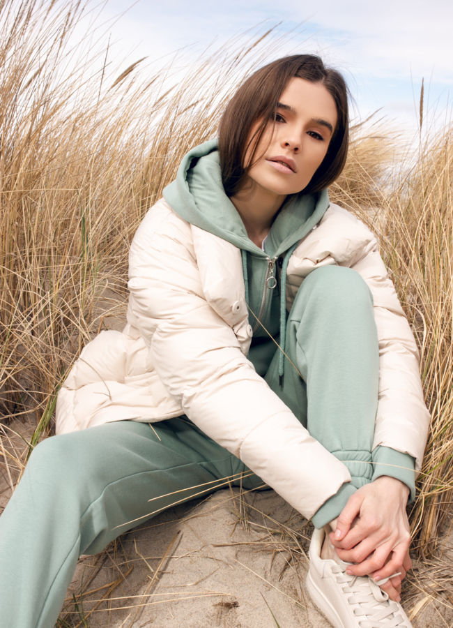 Светлый женский пуховик с воротником стойкой модель № 21838 универмаг малина