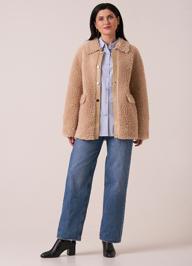 фото Укороченная шуба из эко меха на кнопках в бежевом цвете модель № 12009