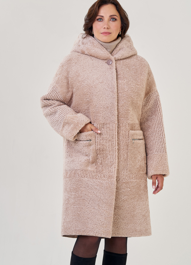 Шуба из овчины в бежевом цвете с капюшоном модель № 21979 меха малина