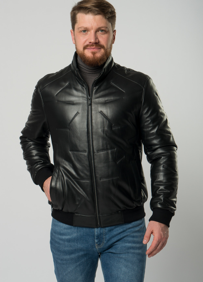 Мужской пуховик-бомбер из натуральной кожи черного цвета модель № 18504 меха малина