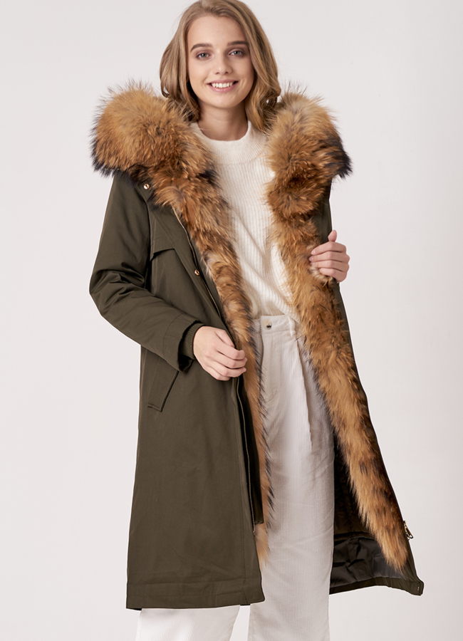 Удлиненная парка с енотом  модель № 18942 в кредит