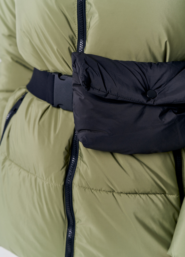 Пуховик женский зеленого цвета с поясом-сумкой модель № 21840 универмаг малина