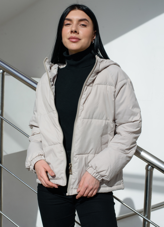 Женская куртка светло-бежевого цвета  модель № 22588 меха малина