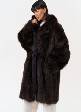 Шуба из меха енота с английским воротником Шуба из меха енота с английским воротником