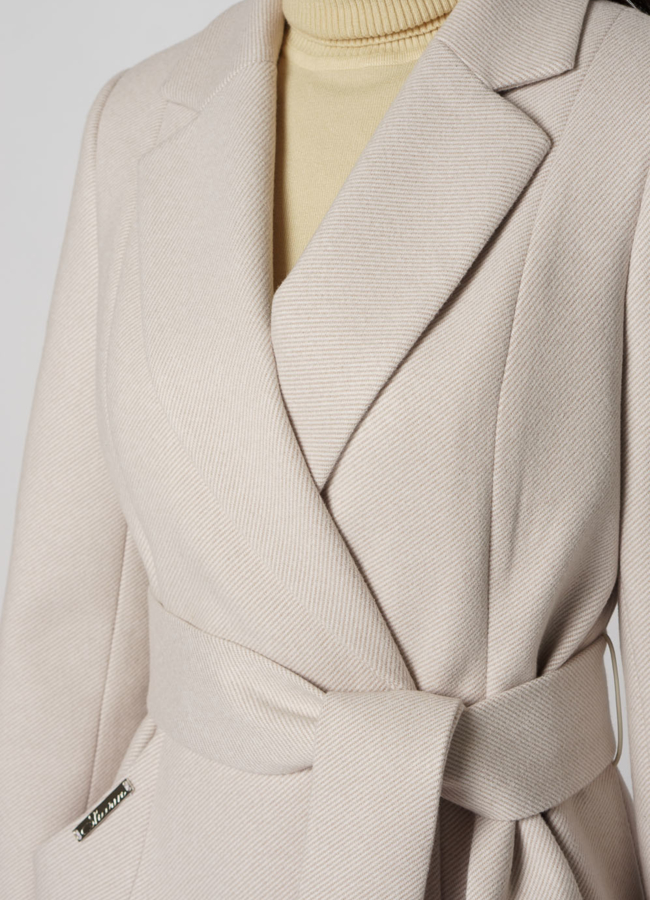 Пальто бежевого цвета с поясом модель № 20764 универмаг малина