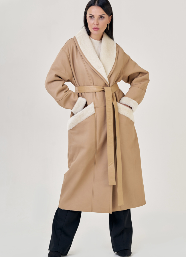 Женская дубленка в бежевом цвете  модель № 23247 меха малина