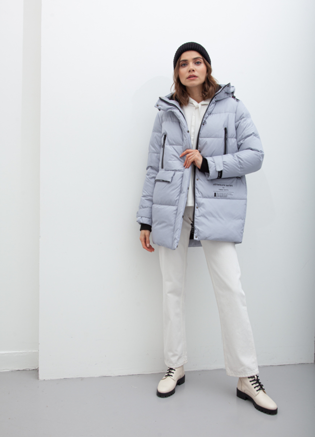 Пуховик женский серого цвета с капюшоном модель № 21026 универмаг малина