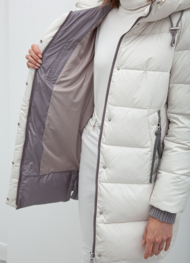 Пуховик женский белого цвета модель № 21573 в рассрочку