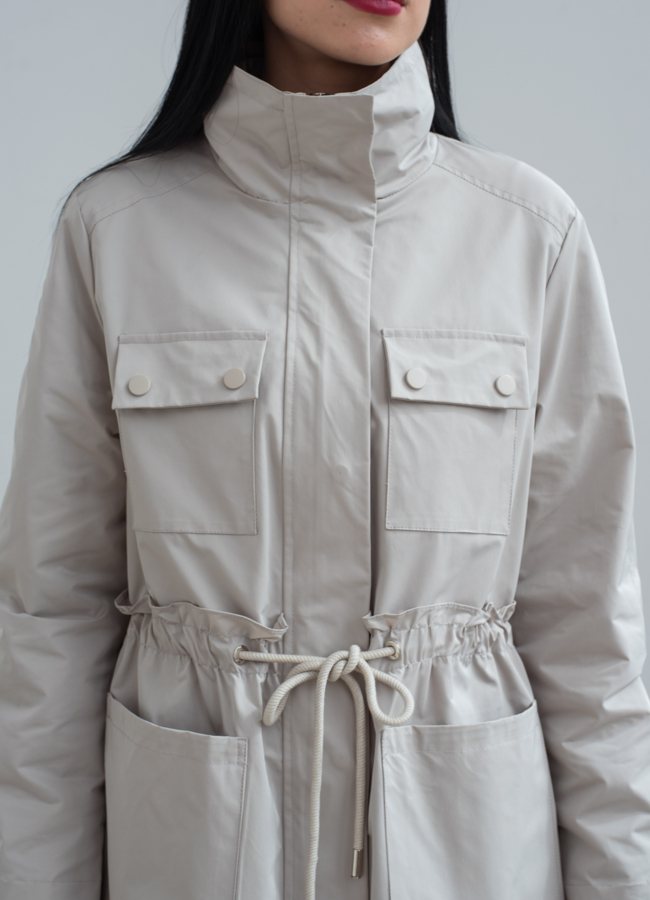 Плащ женский бежевого цвета модель № 22873 в рассрочку