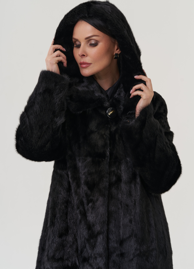 Шуба черного цвета с капюшоном модель № 25476 в кредит