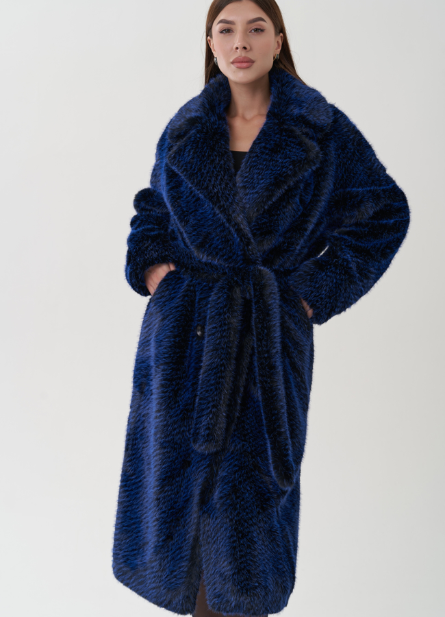 Пальто из эко меха синего цвета с английским воротником модель № 25421 в кредит