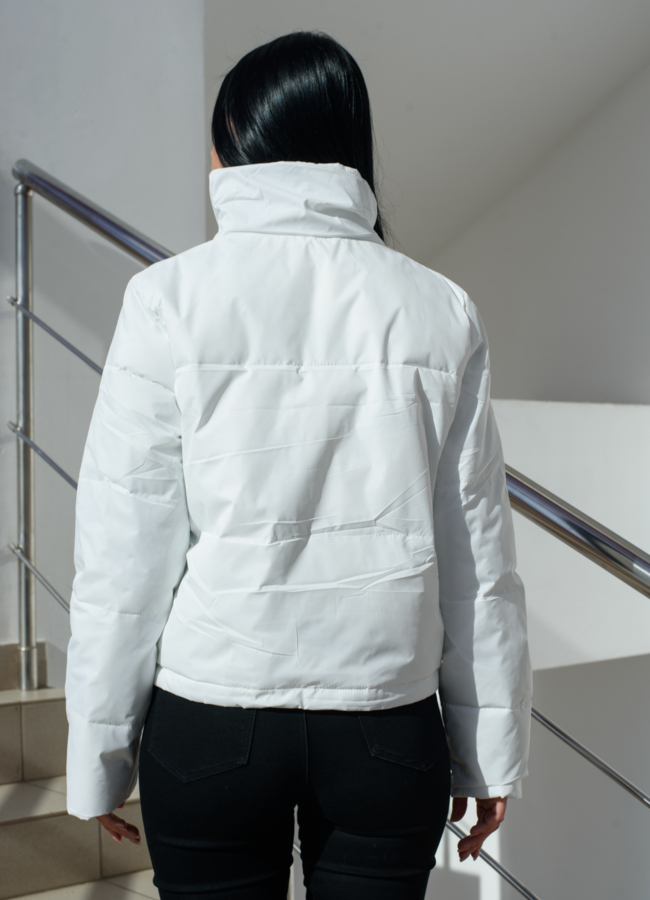 Куртка белого цвета  модель № 22587 универмаг малина