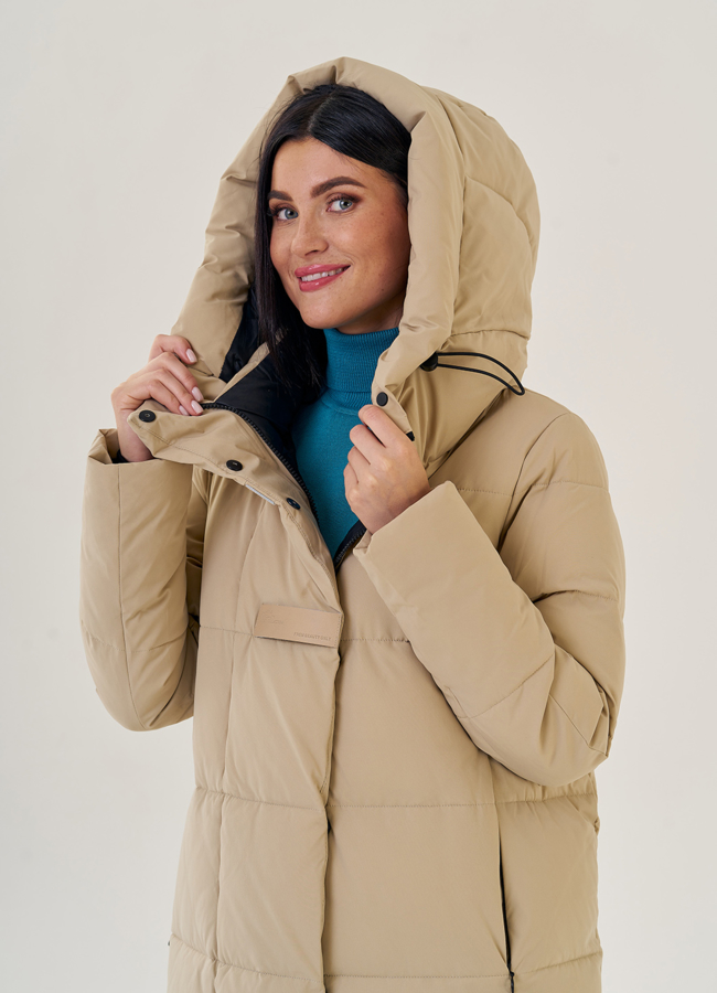Женский пуховик  бежевого цвета с капюшоном модель № 23172 в кредит