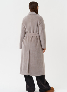 Утепленное двубортное пальто с английским воротником