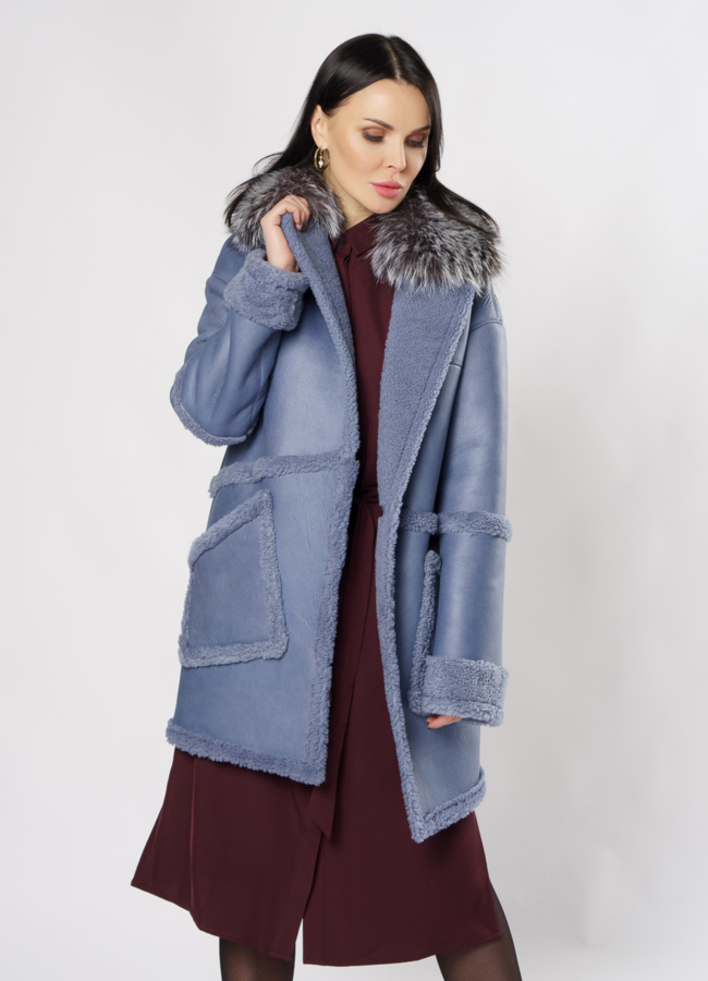 Пальто из овчины голубого цвета с английским воротником модель № 10194 в рассрочку