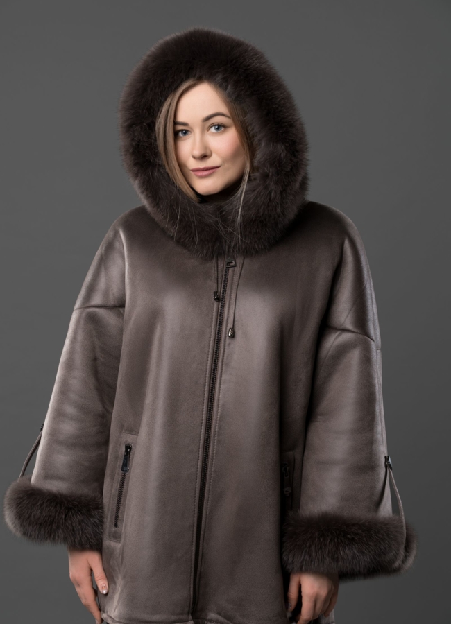 Дубленка из эко замши с капюшоном, отделка песец модель № 9188 меха малина