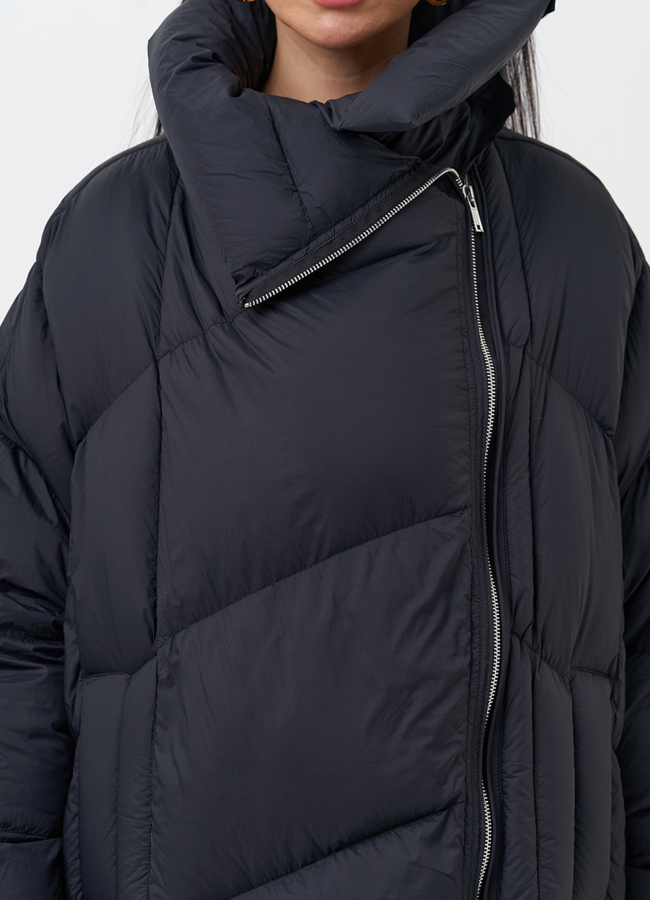 Женский пуховик черного цвета  модель № 28970 универмаг малина