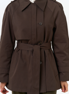 Женский укороченный плащ с поясом