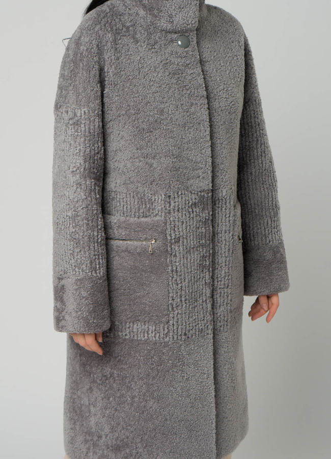 Шуба из овчины в сером цвете с воротником стойкой модель № 21981 в рассрочку