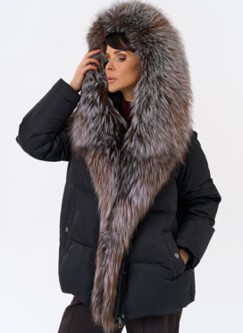 Женский пуховик с отделкой из меха блюфрост