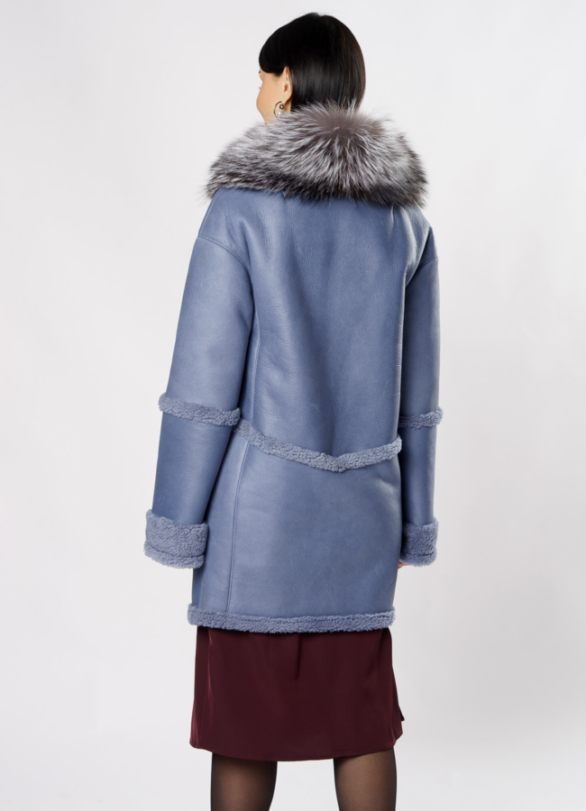 Пальто из овчины голубого цвета с английским воротником модель № 10194 универмаг малина