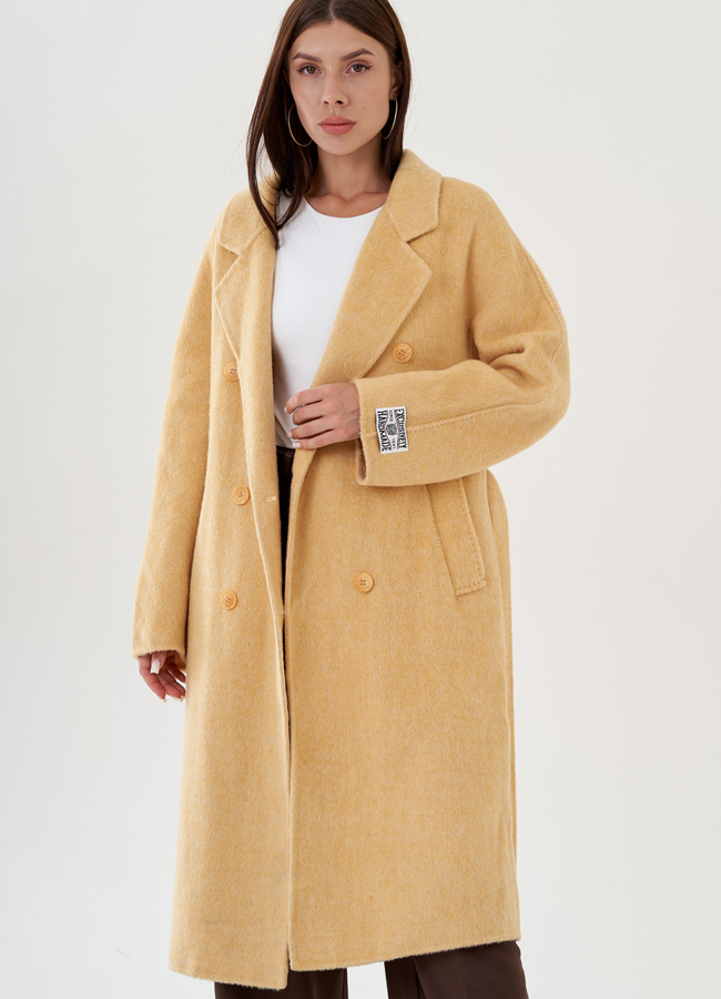 фото Удлиненное женское пальто в желтом цвете с поясом модель № 81424