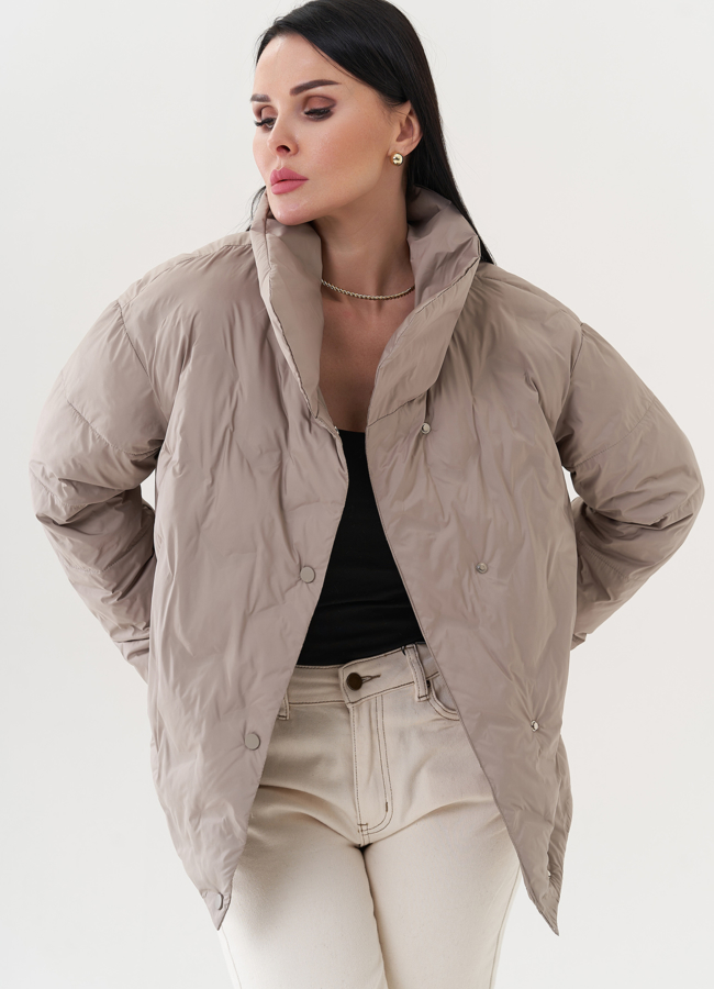 Светлая куртка со съемным капюшоном модель № 26739 в рассрочку