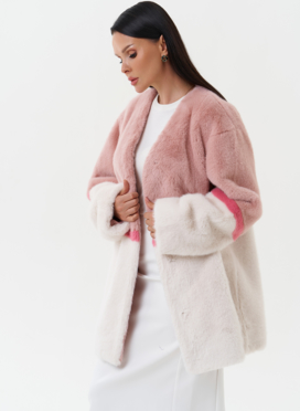 Женская шуба из эко меха в светлом оттенке