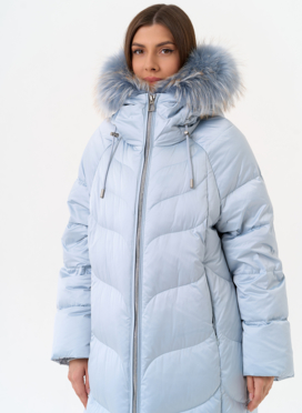 Женский пуховик голубого цвета с отделкой из меха лисы