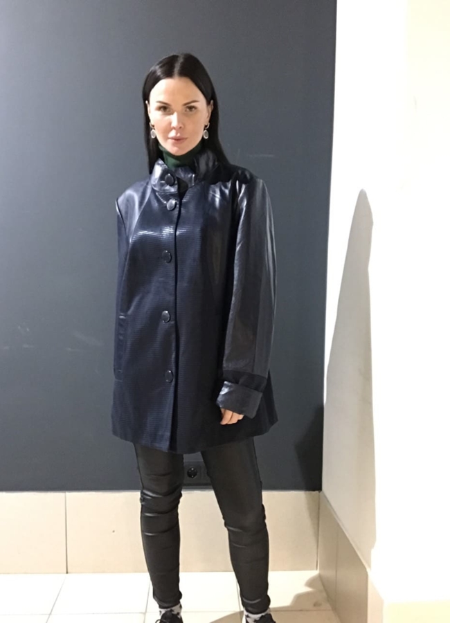 Плащ из эко кожи с воротником стойкой модель № 613 меха малина