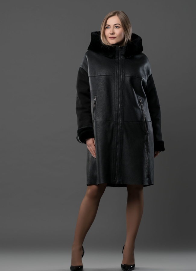 Дубленка из натуральной кожи в черном цвете, на молнии с капюшоном модель № 9036 меха малина