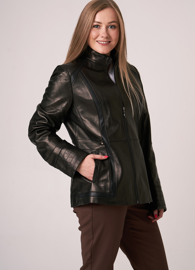 Женская кожаная куртка черного цвета модель № 17757 меха малина