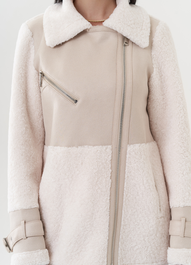 Светлая комбинированная эко дубленка модель № 26735 в рассрочку