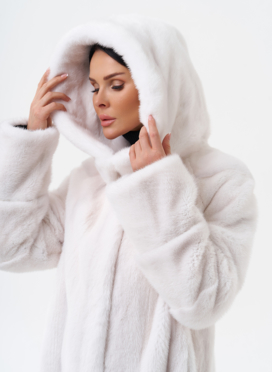 Светлая шуба из норки с капюшоном