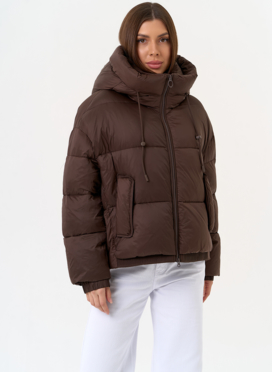 Женский короткий пуховик коричневого цвета