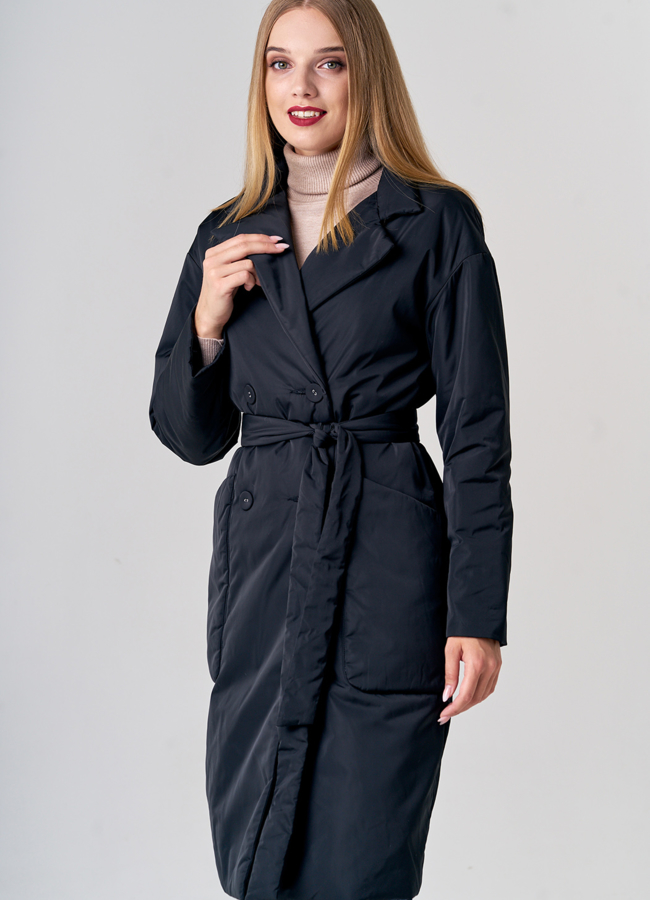 Двубортное плащевое пальто в черном цвете модель № 21156 меха малина