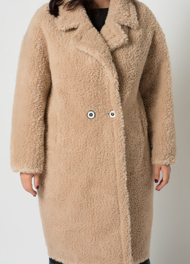 Полупальто из эко меха бежевого цвета с английским воротником модель № 19426 универмаг малина