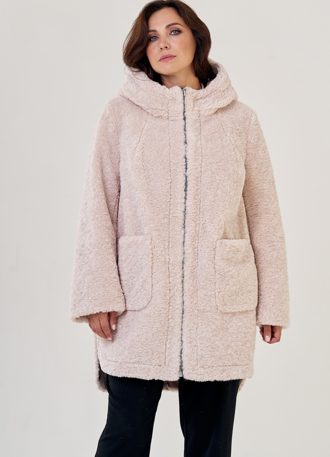 Женское пальто из эко меха в светлом цвете с капюшоном модель № 23123 в рассрочку