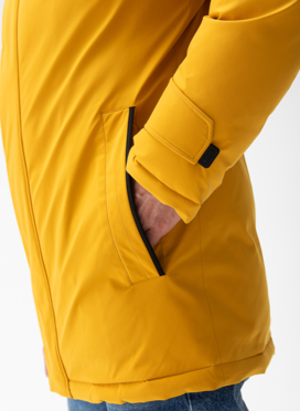 Мужской пуховик с капюшоном из меха енота