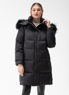 Женский пуховик с капюшоном из енота